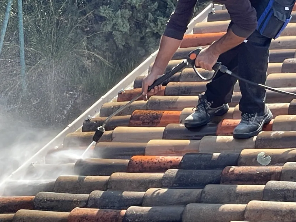 Nettoyage de toiture en tuile mécanique Romane d'une maison individuelle sur Martigues