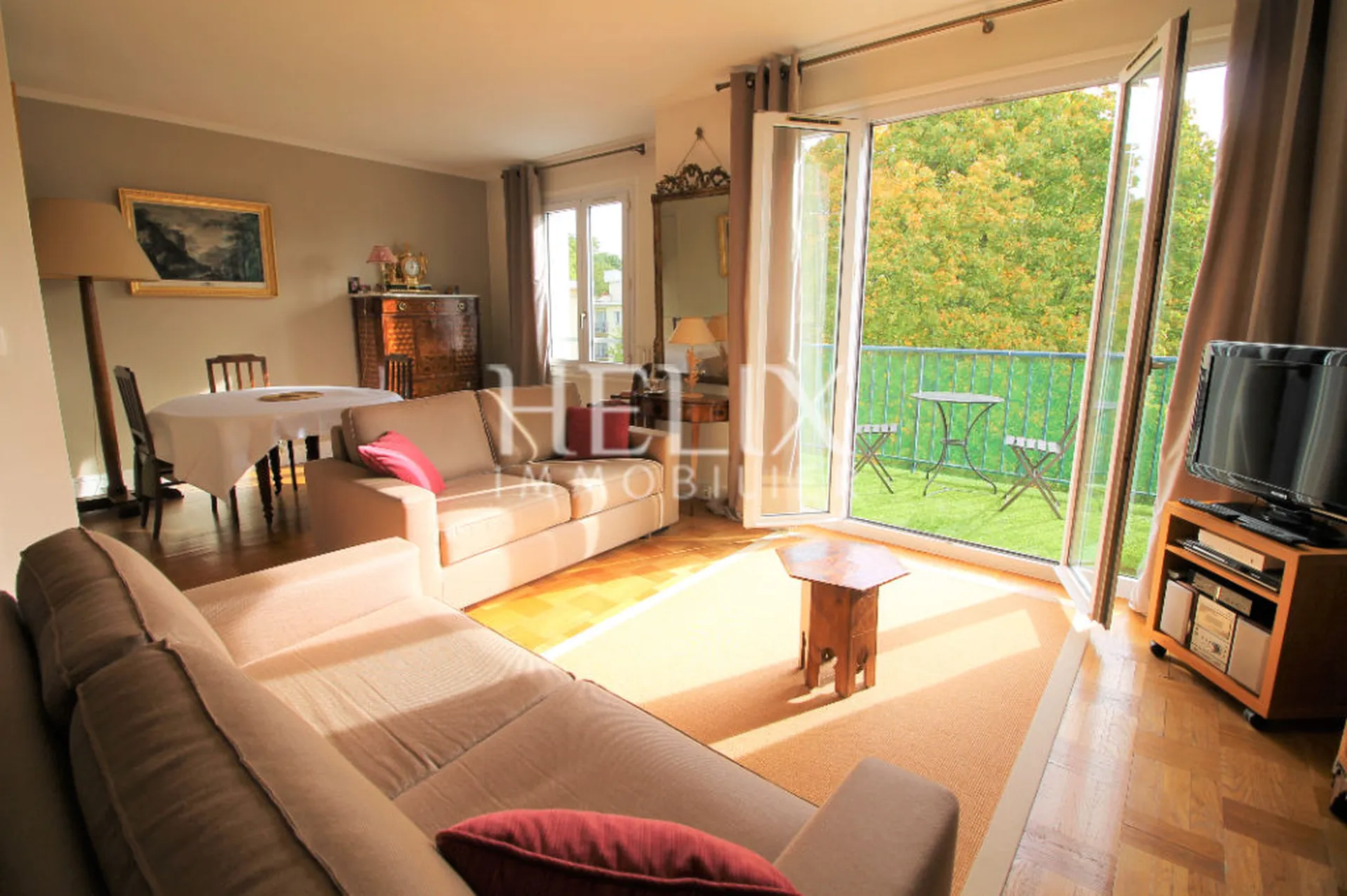 Vous voulez vivre dans le quartier forêt de Saint Germain en  Laye, nous vous proposons un appartement dans la résidence du Parc de Noailles avec une place de parking