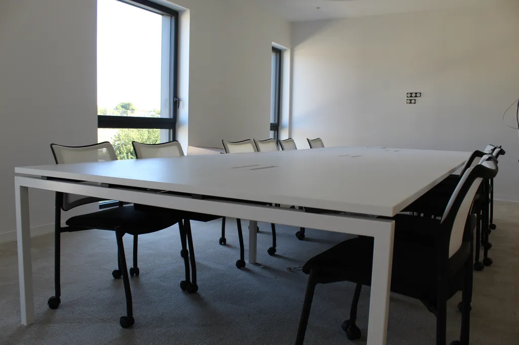 Aménagement des nouveaux bureaux d'Istal Énergies à Aubagne : un espace de travail moderne et collaboratif