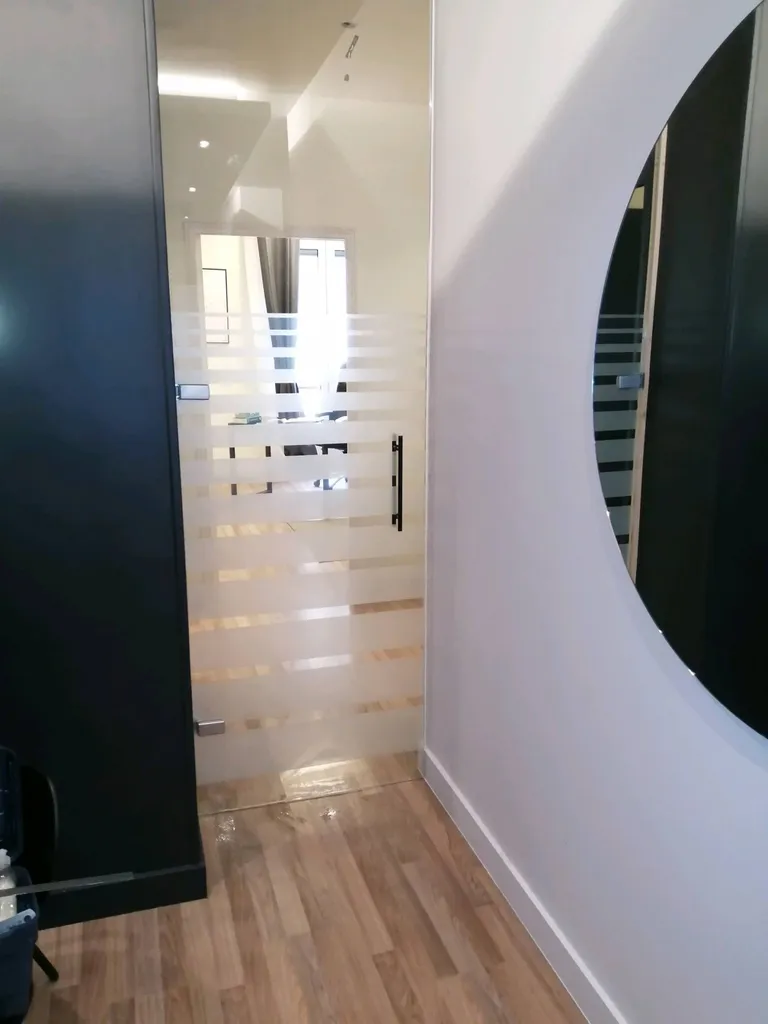 Bandes dépolies sur portes clarites. Toulon 83.