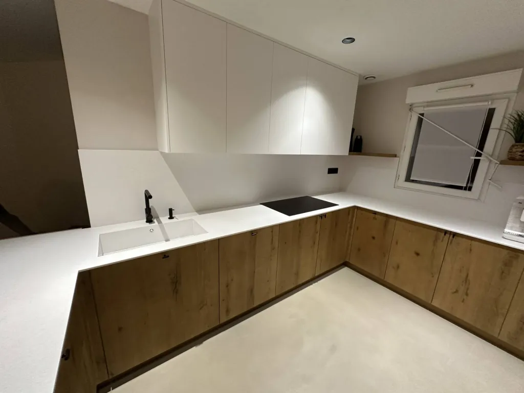 Fabrication et pose d'un plan de travail, évier et crédence en CORIAN dans une cuisine à Saint Médard en Jalles (33160)