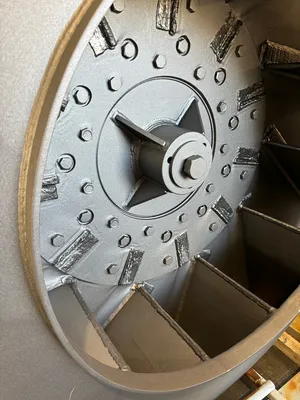 Roue avec tôles d'usure
