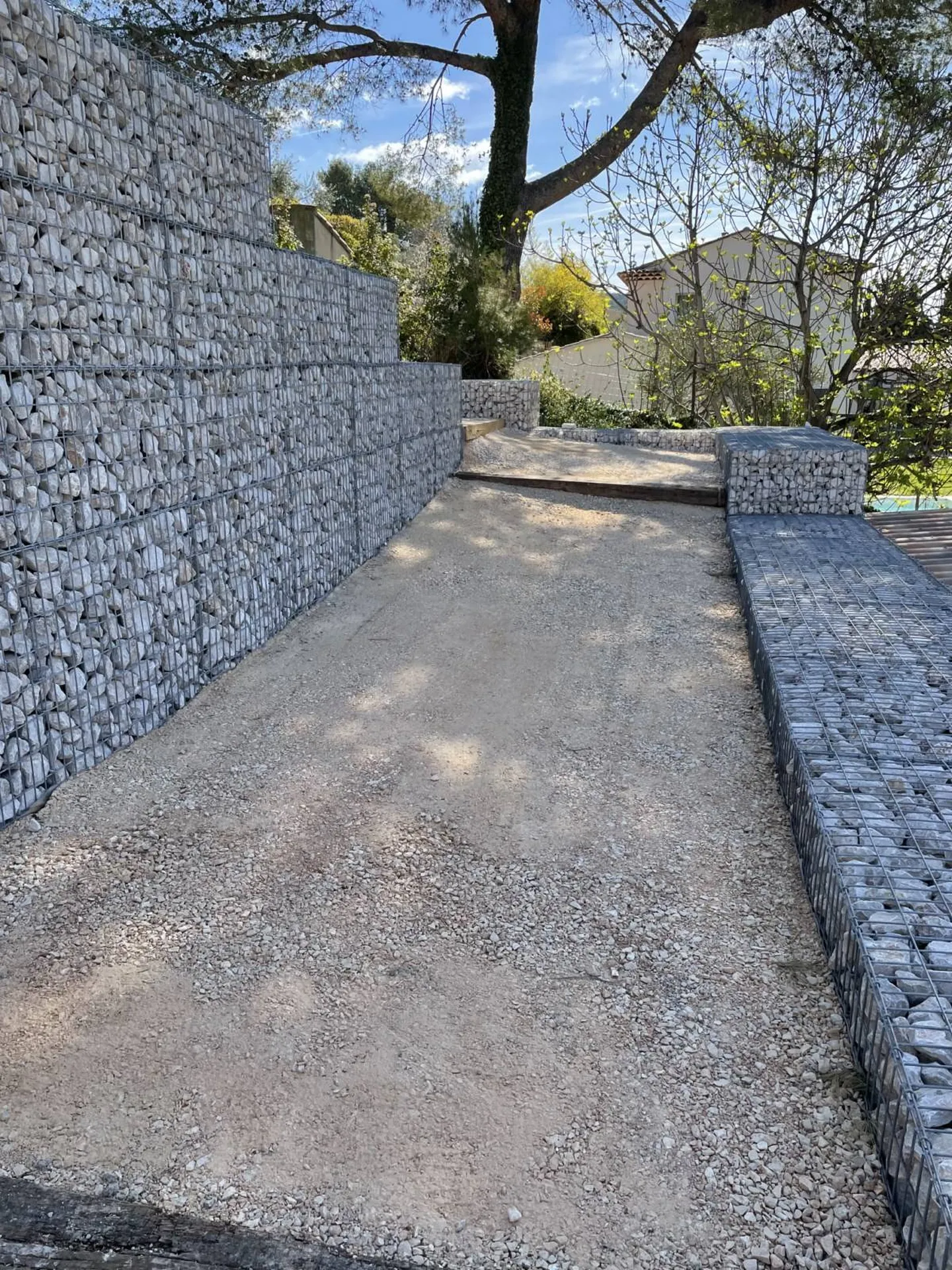 aménagement d'un chemin entre deux murs en gabion