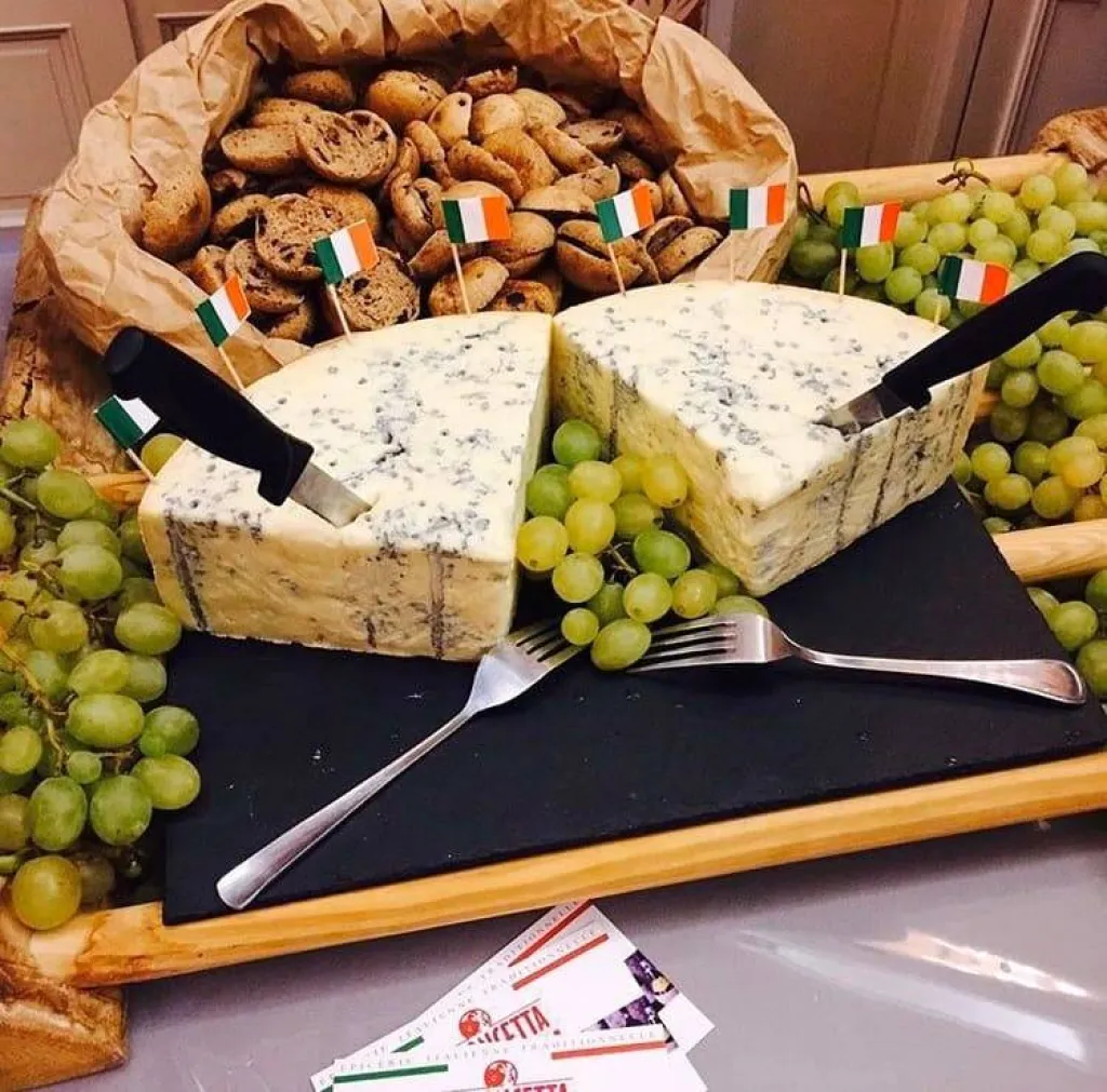 Bloc de gorgonzola, raisins et crostini