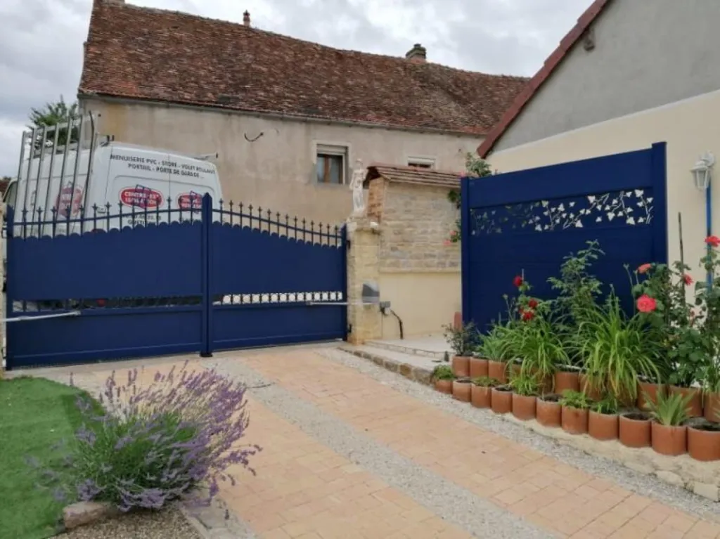 Pose d'un portail aluminium motorisé EXPRESSIVE modèle LANGEAIS avec chapeau de Gendarme et motorisation Somfy à Beire-le-Châtel en Côte d'Or