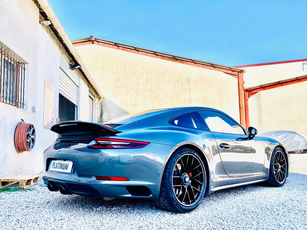Réparation carrosserie Porsche 991 GTS  remise en état des jantes noir satiné et pares chocs avec Platinum Carrosserie Carnoux
