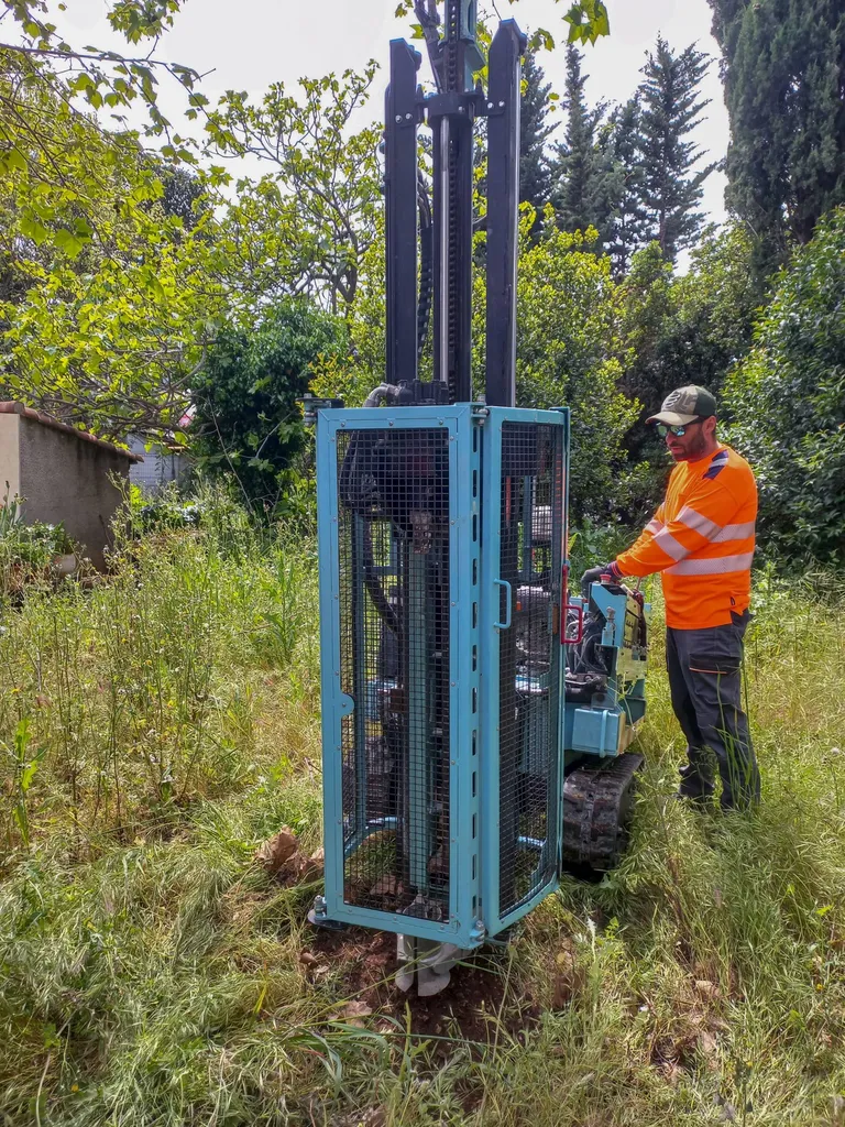 Sondages à la tarière sur chenilles pour prélèvement de sol à Aubagne dans les Bouches-du-Rhone