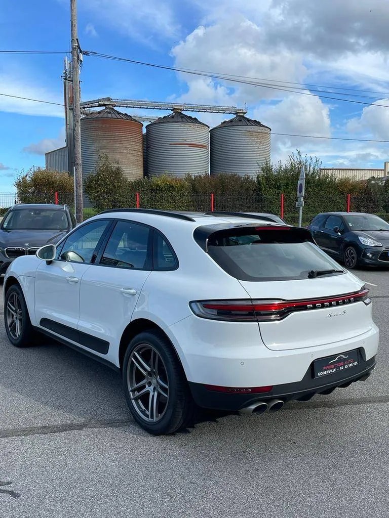 Silhouette élégante de la Porsche Macan à Deauville