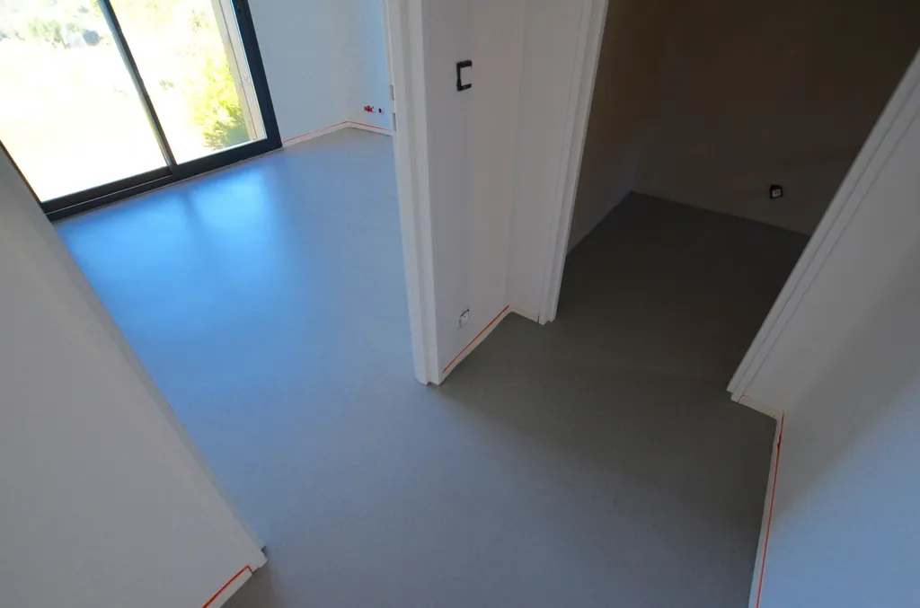 SOL EN BÉTON CIRÉ COULE AVEC UNE CHAPE MINCE FIBRE TEINTE A GEMENOS 13