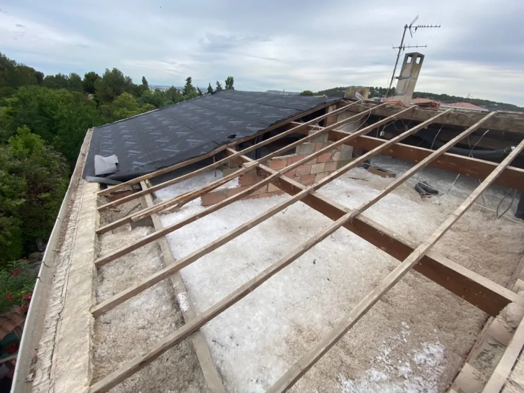 Changement d’une toiture de maison en tuiles Abeilles sur Martigues