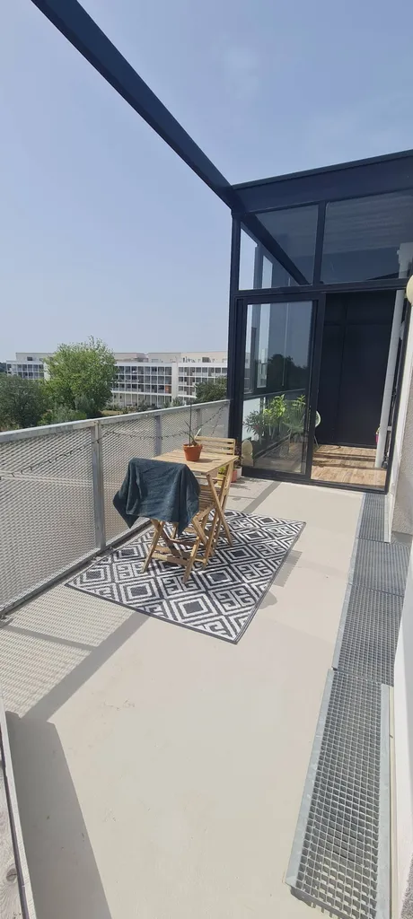 Appartement dernier étage avec terrasse et parking à Mérignac