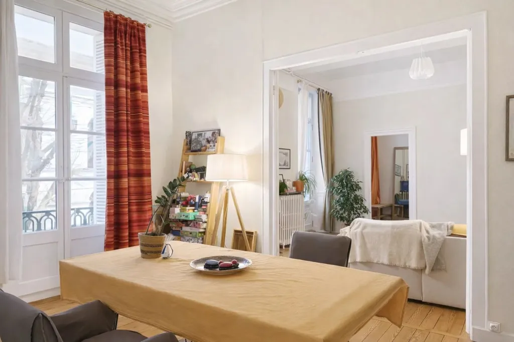 Acheter un appartement haussmannien avec balcon filant à Laval