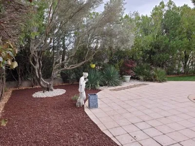 Réaménagement d'un jardin et d'un tour de piscine sur Villeneuve Lez Avignon