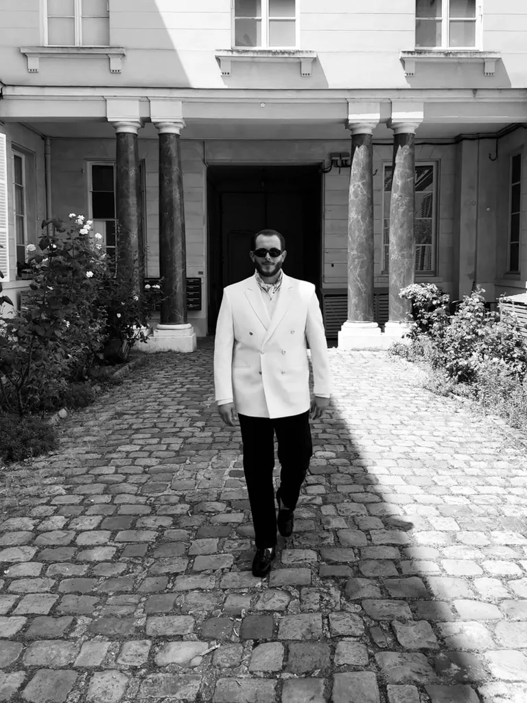 Vincent dans son costume de mariage sur mesure signé CARAT à Versailles