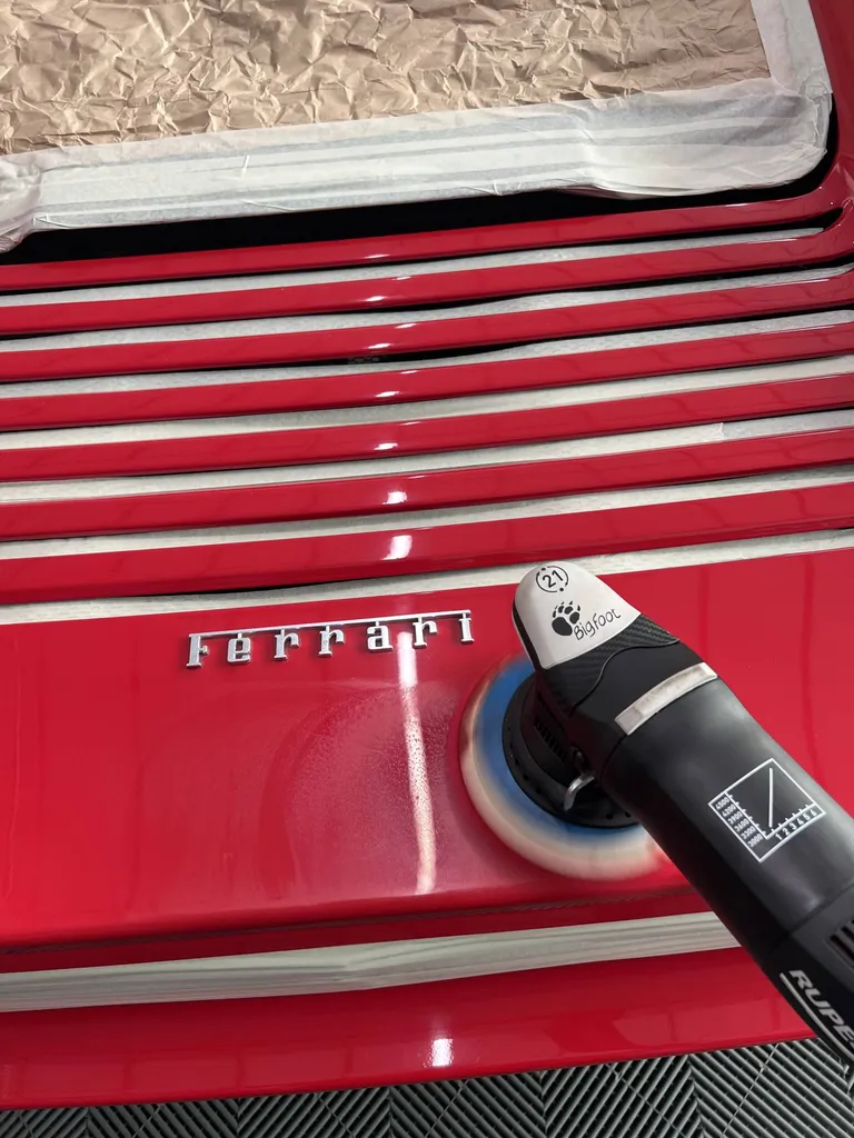 Lustrage et nettoyage complet sur une Ferrari 512 TR - Le Mans 72.