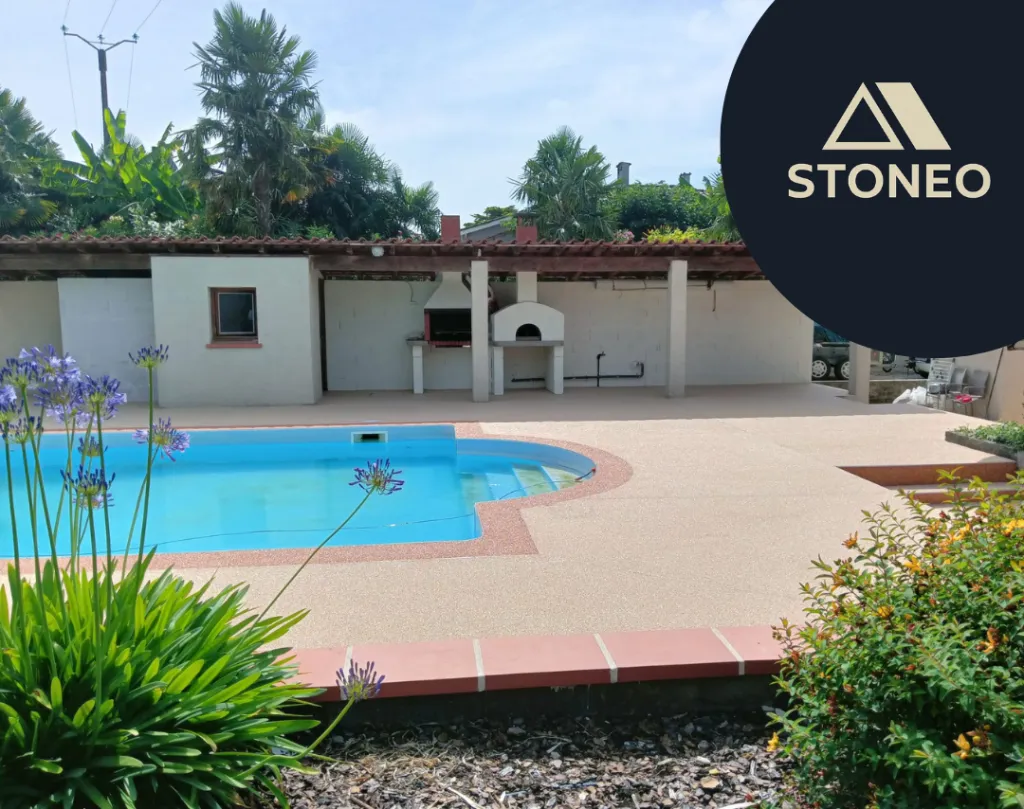 Moquette de pierre intérieur extérieur, abords de piscine, terrasse et pool house. A La Bâtie-Rolland, dans la région de Montélimar ou ailleurs dans le 26, 07 ou 38 contactez STONEO