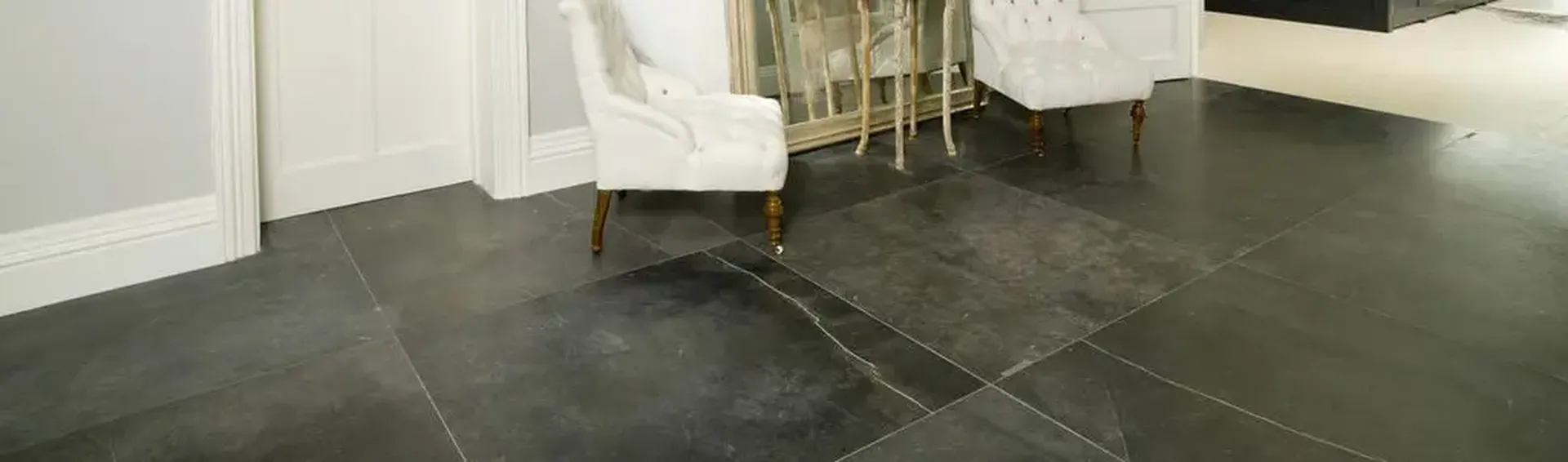 Calcaire noir Delfina : pierre naturelle sombre pour dallage intérieur et extérieur