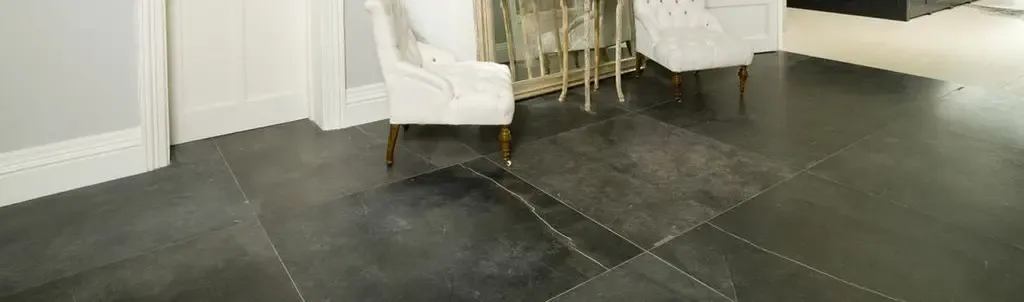 Calcaire noir Delfina : pierre naturelle sombre pour dallage intérieur et extérieur