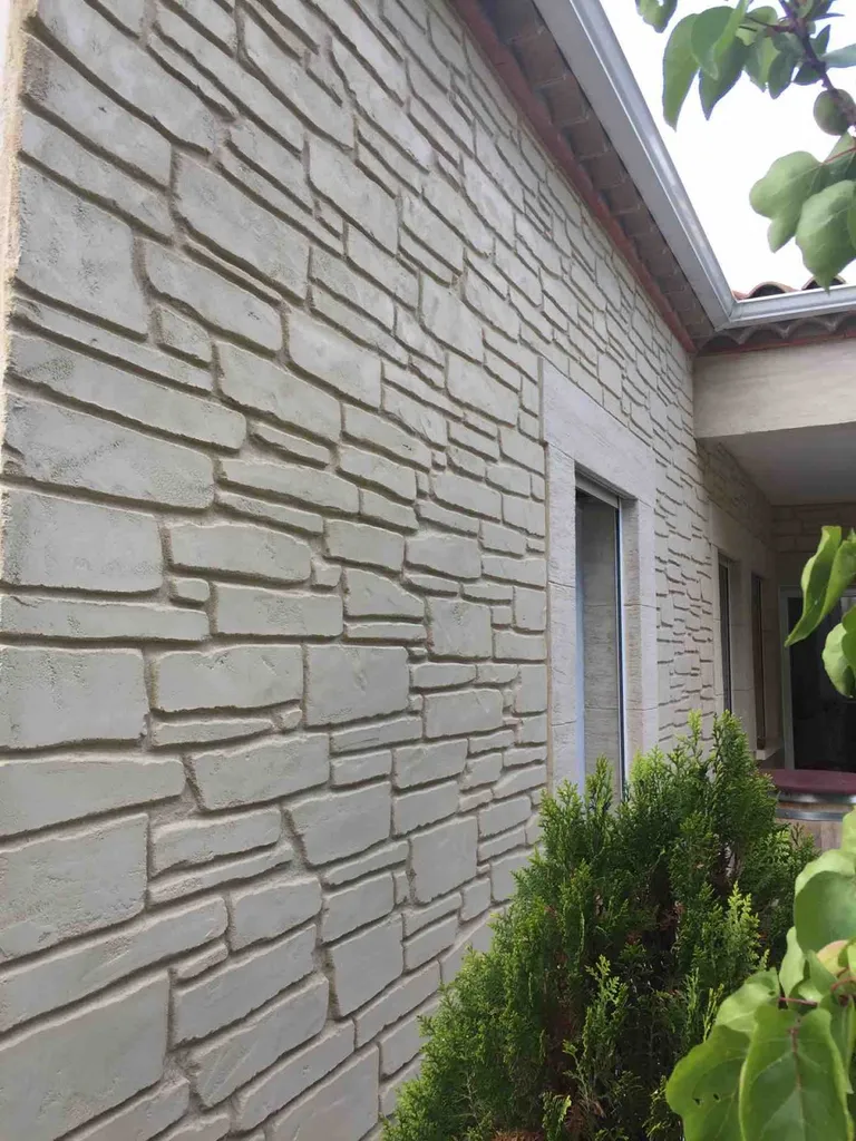 Décoration des façades autour d’une terrasse à Béziers dans l’Hérault