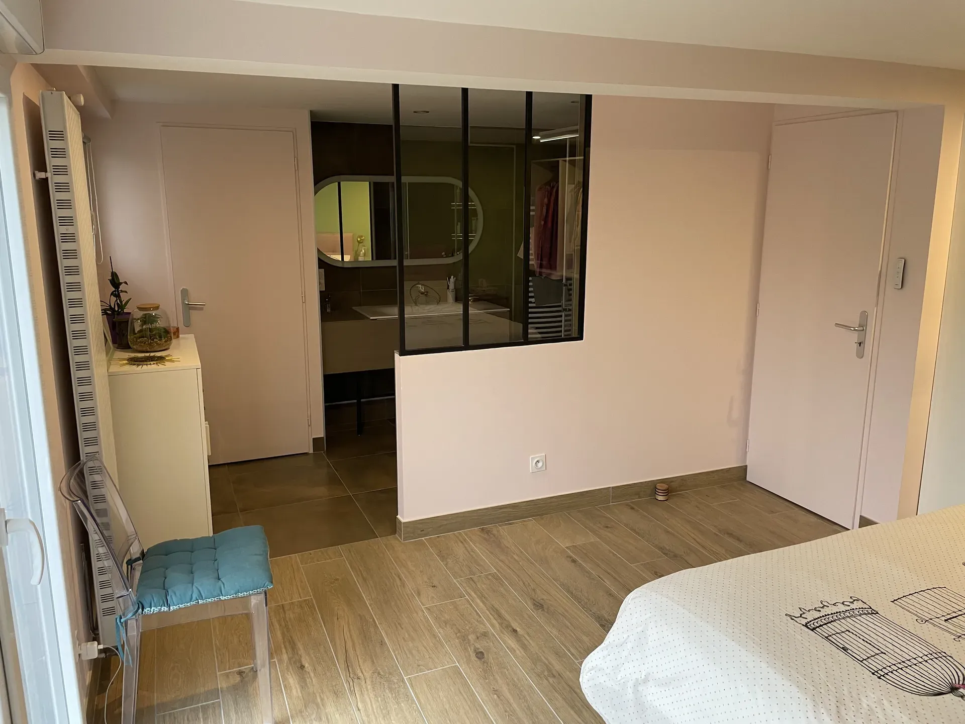 Vue sur la salle de bain intégrée dans la suite parentale