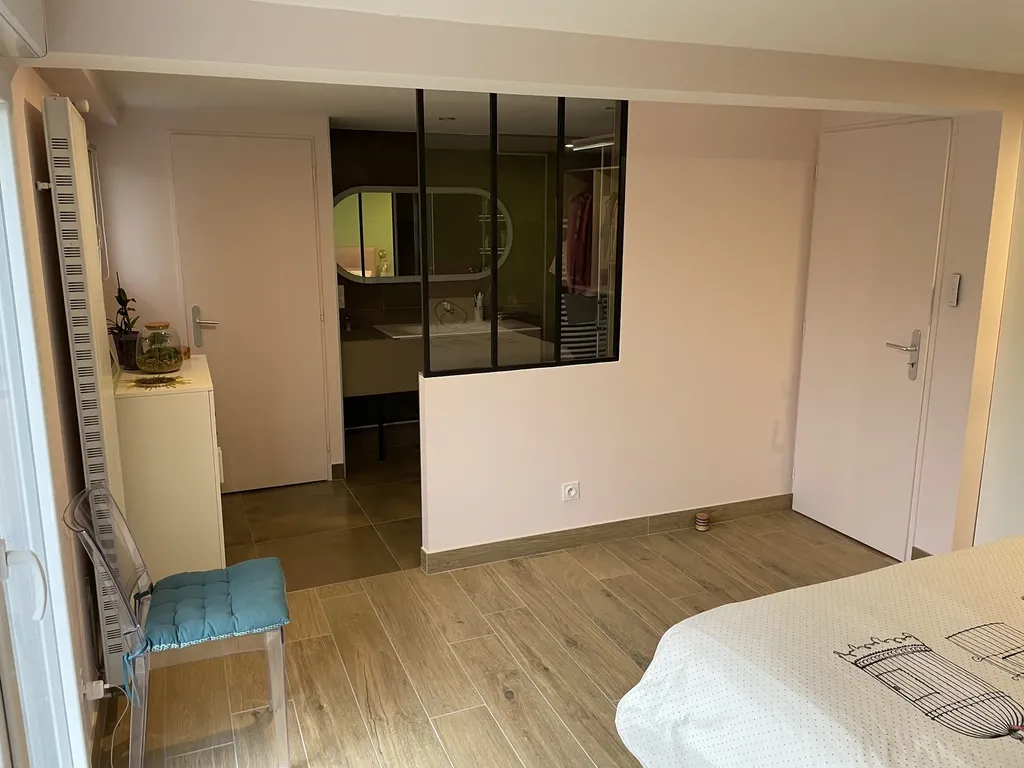 Vue sur la salle de bain intégrée dans la suite parentale