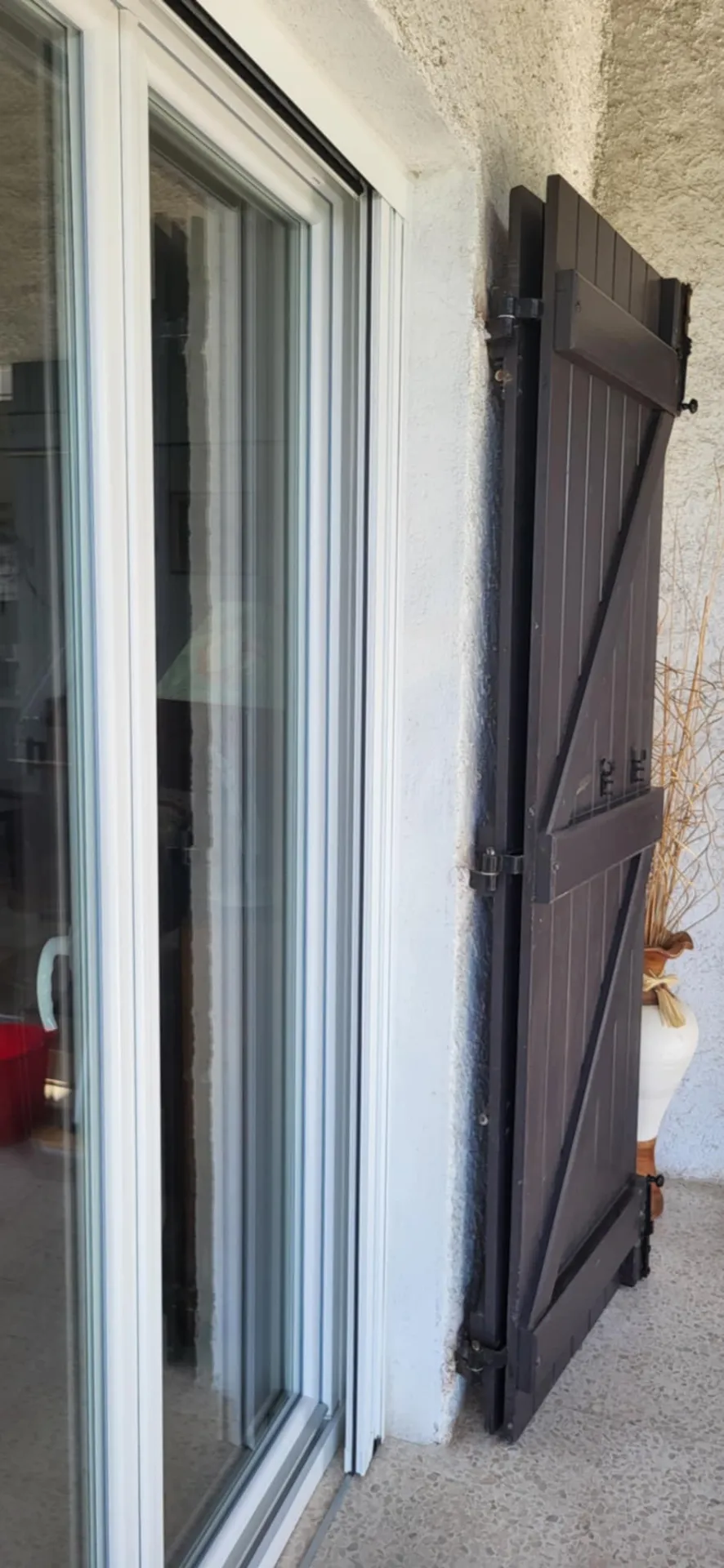 Installation de moustiquaires sur mesure sans perçage pour appartements à Saint-Raphaël