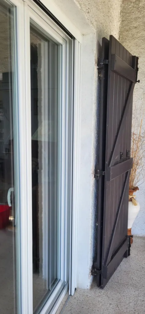 Installation de moustiquaires sur mesure sans perçage pour appartements à Saint-Raphaël