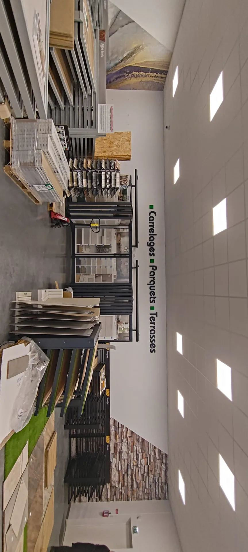 Habillage intérieur trompe-l’œil et création de signalétique intérieure pour valoriser l’identité visuelle de votre magasin à Toulouse