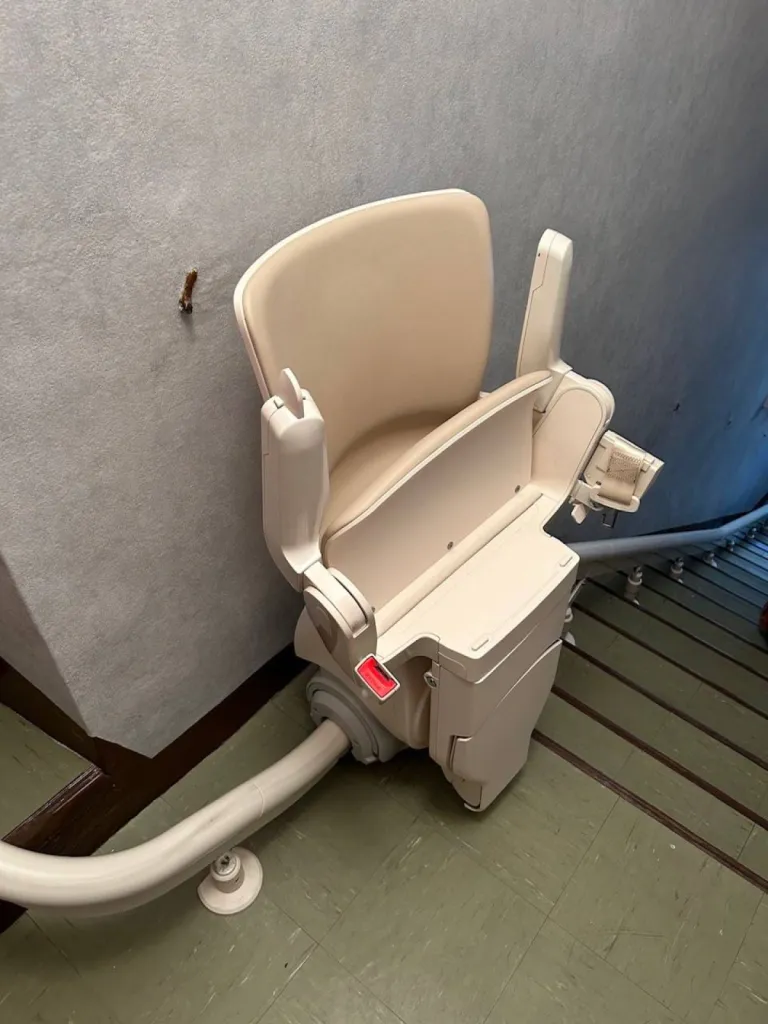 La nouvelle série de l'OTOLIFT Smart optimise l'espace avec cette assise qui -une fois repliée- laisse un grand espace disponible dans cet escalier 1/4 tournant près de Gap