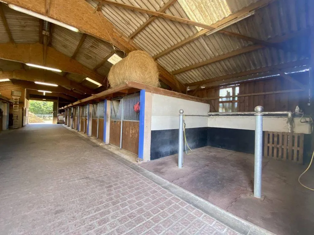 A vendre belle propriété équestre édifiée sur 4.8 hectares de terrain sur la commune de MONTFORT SUR RISLE