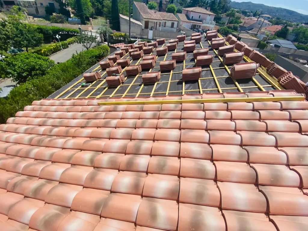 Remplacement d’une toiture de maison en tuiles Mécaniques Abeilles sur Aix en Provence
