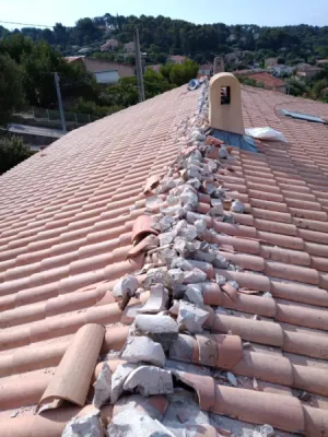 Réfection d'un faitage maçonne par closoir plomb ventilé avec tuile canal sur la commune de Six Fours les Plages