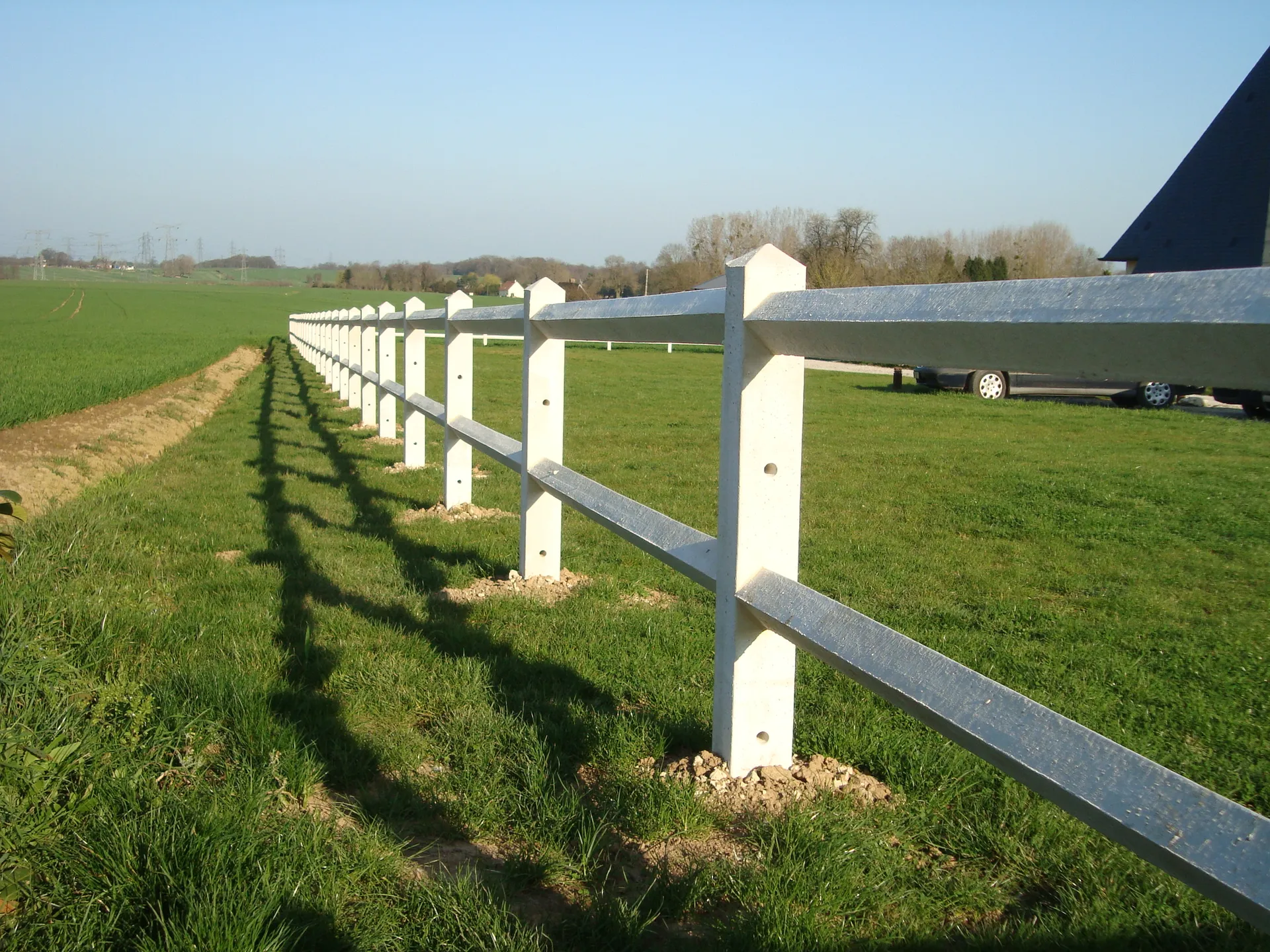 Installation de Clôtures Équestres en Béton, Lisses de Sécurité et Délimitation de Haras à Lisieux dans le Calvados (14) pour une Robustesse Inégalée
