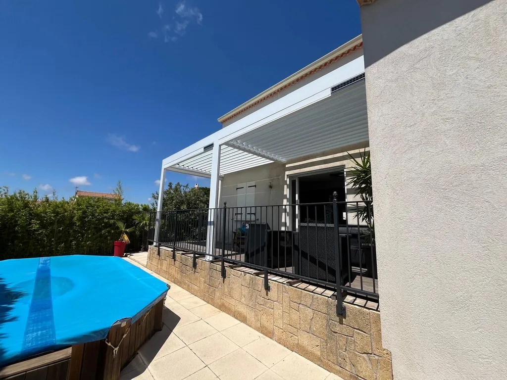 Mise en place d'une pergola Marquises Modèle Izi Blanche avec Store Zip Gris Anthracite à Marignane Sublimez Votre Espace Extérieur