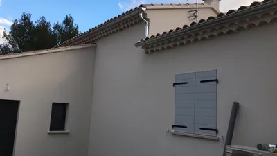 Protégez vos bâtiments industriels grâce à la pose urgente de gouttière zinc renforcée à Avignon, prestation assurée rapidement