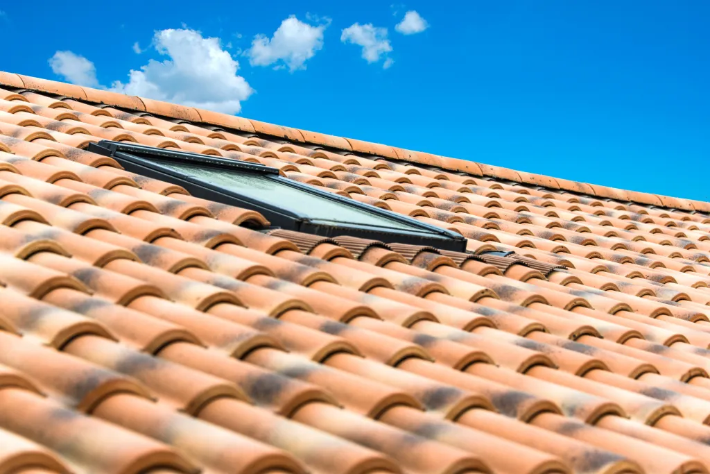 Installation ou remplacement de fenêtres de toit Velux étanches sur mesure à Perpignan et dans les Pyrénées-Orientales