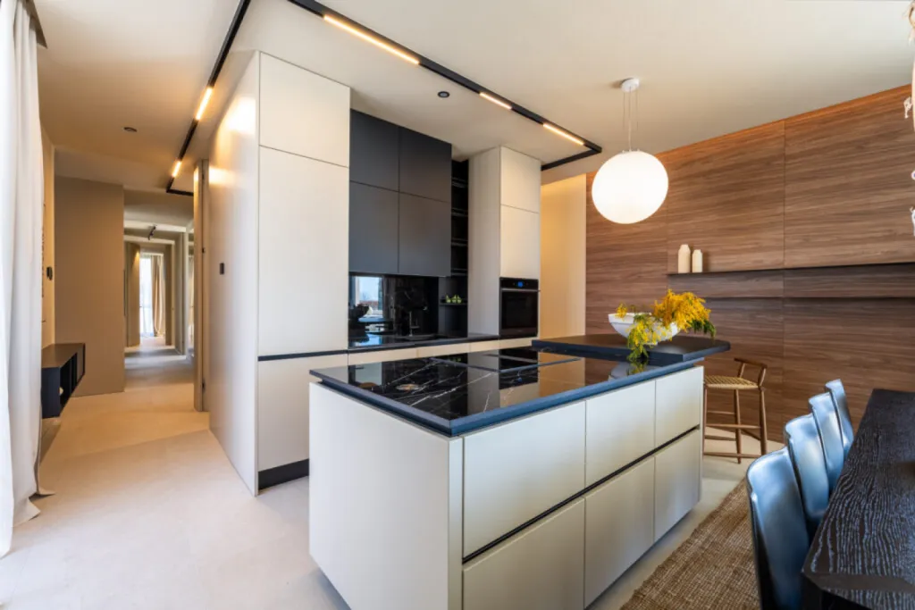 cuisine intelligente moderne ambiance lumières sons à Saint-Tropez