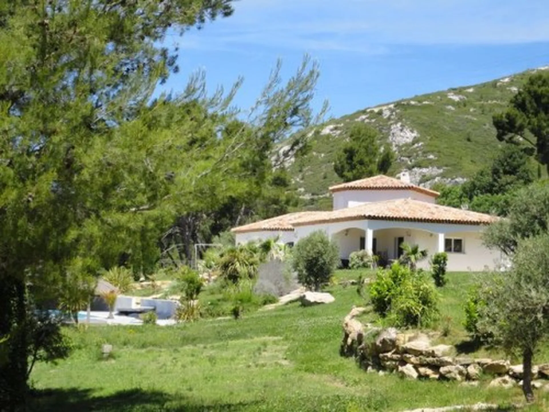 GEMENOS VENTE Maison 5 Gémenos de 225m² sur 8000m² avec piscine et T3 indépendant 