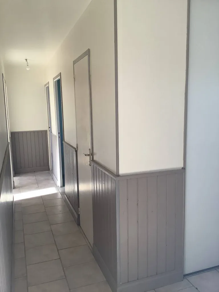 double vitrage PVC, volets roulants, assainissement individuel et chauffage au fuel et chaudière