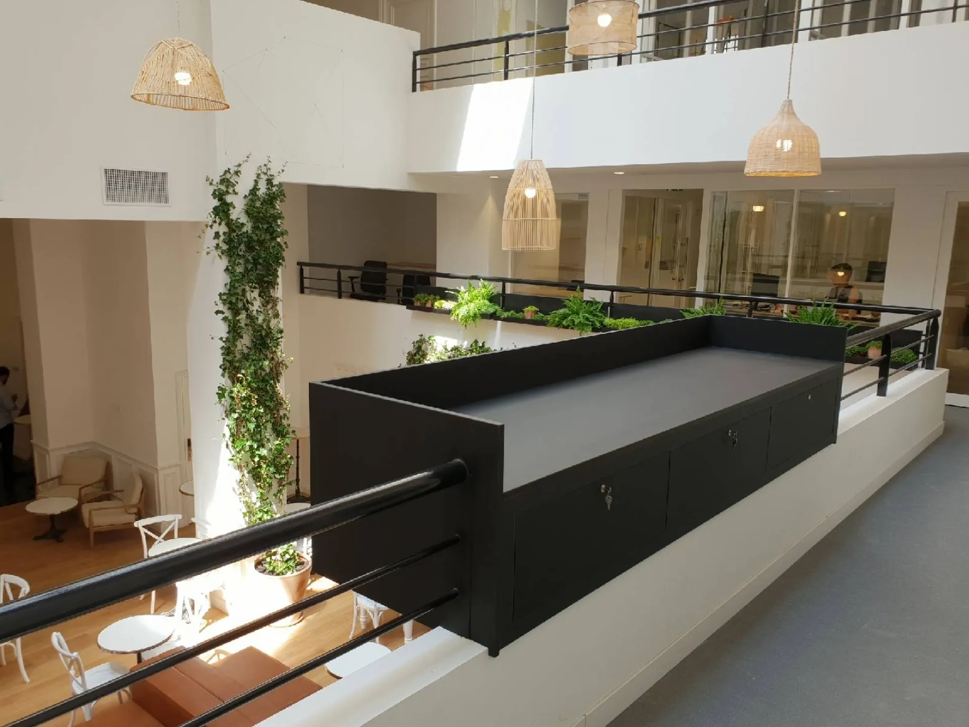 Cabine en tube acier et stratifié noir