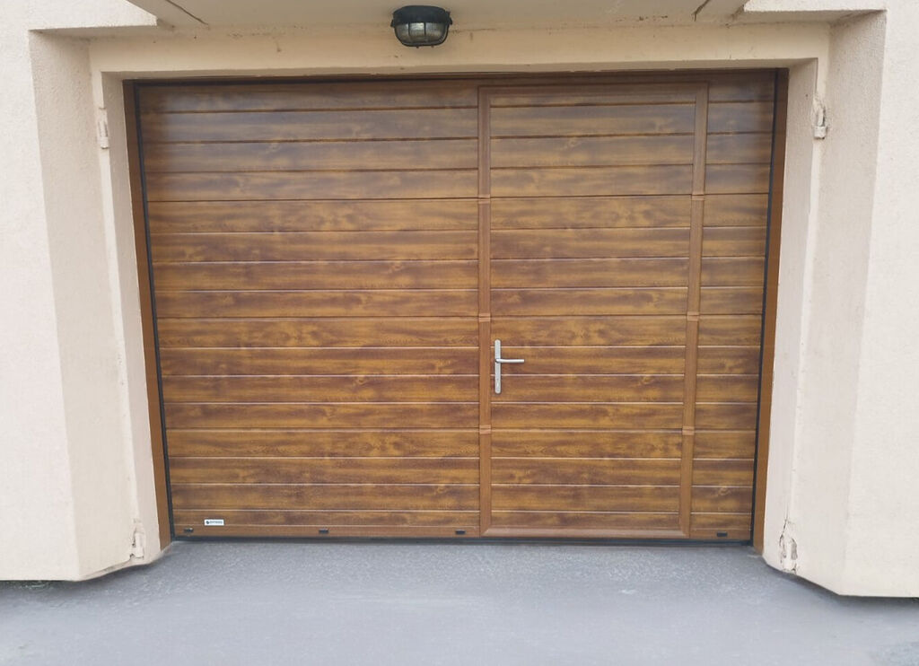 porte de garage sectionnelle plafond motorisée Gypass imitation bois avec portillon par 3 Baies à Collonges-au-Mont-d'Or près de Lyon