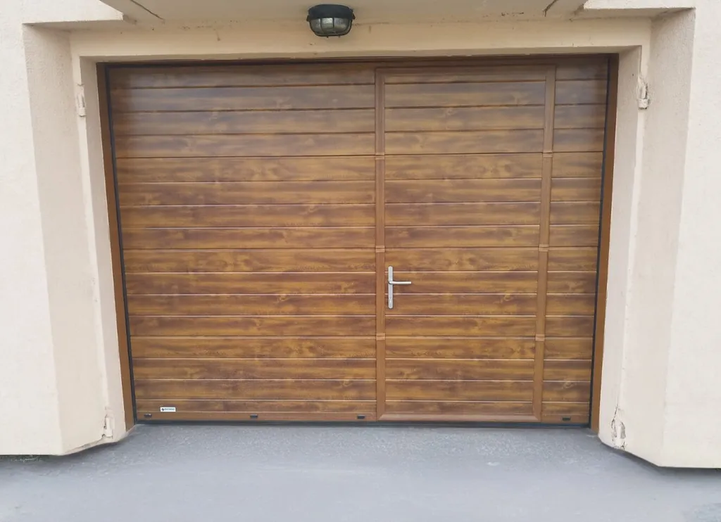 porte de garage sectionnelle plafond motorisée Gypass imitation bois avec portillon par 3 Baies à Collonges-au-Mont-d'Or près de Lyon