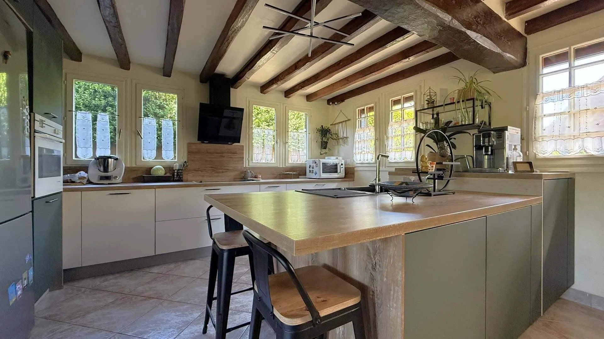 Propriété en Normandie : trois habitations indépendantes : Deux chaumières authentiques et une maison, parfaites pour activité de gîtes.