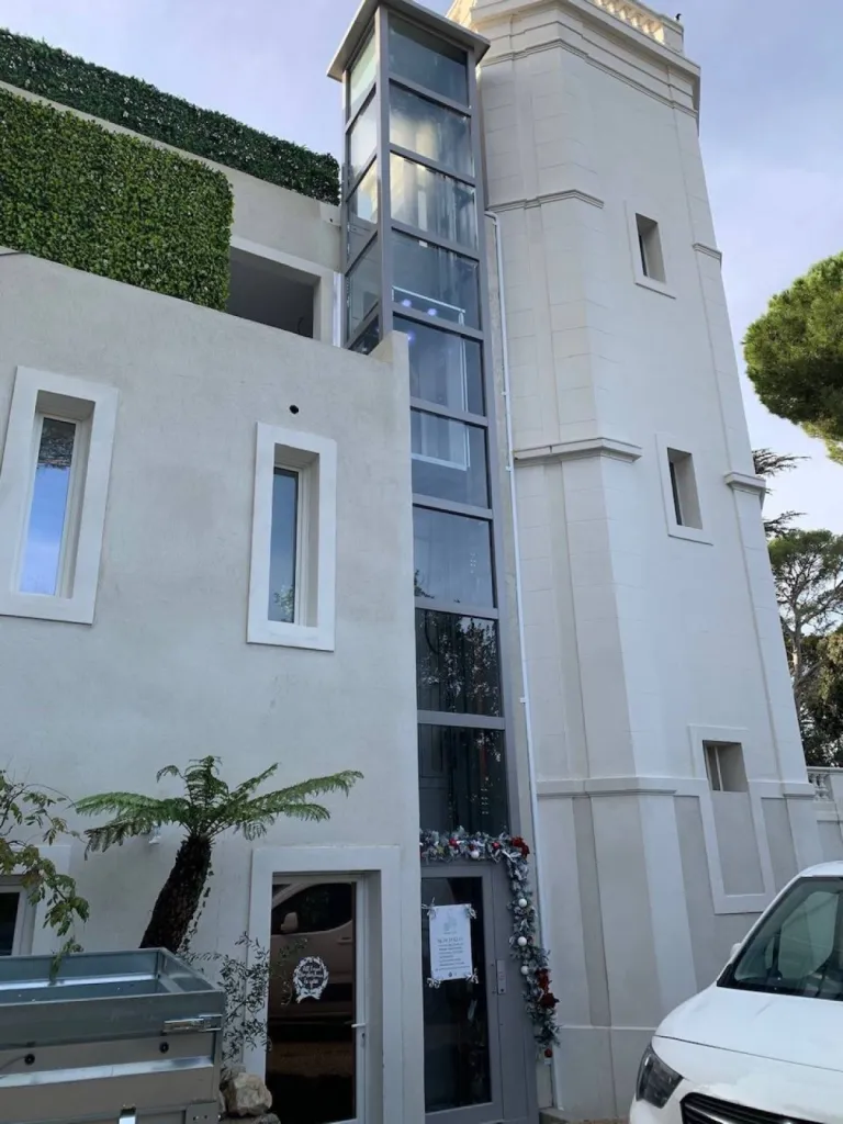 Travail de finition pour les équipes Oval'Access pour cet ascenseur de maison extérieur électrique en structure autoporteuse VIMEC E10 à Toulon près de Marseille