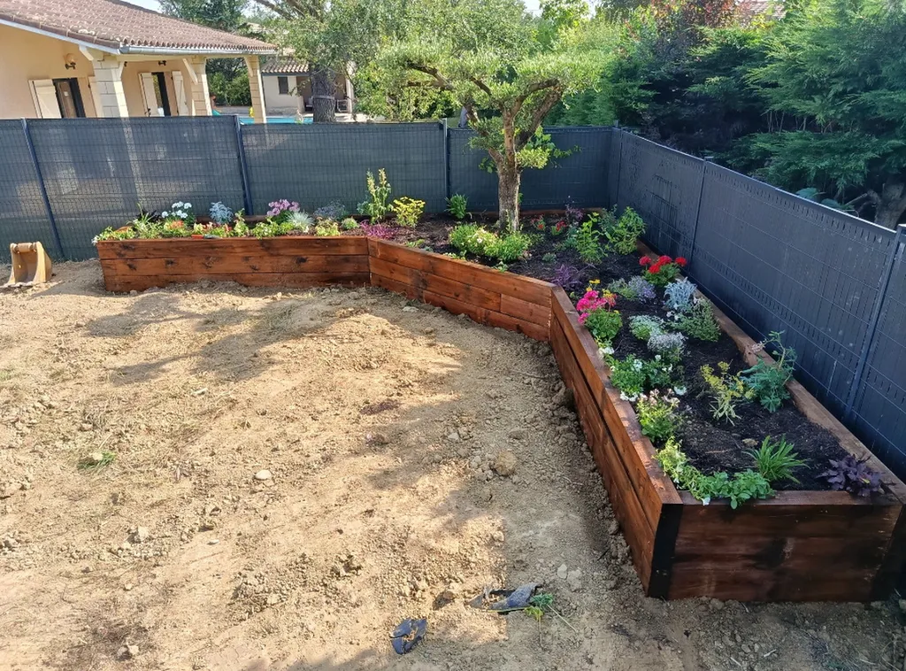Création de massif avec un olivier nuage dans une jardinière en traverses paysagères à Pibrac proche de Toulouse