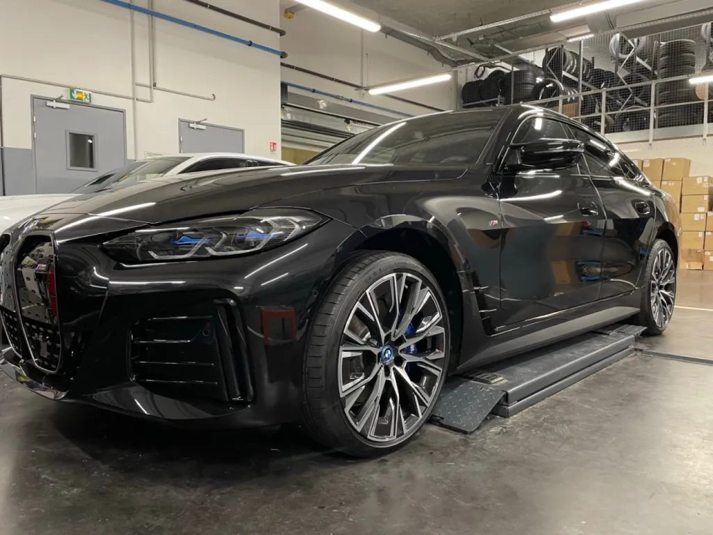  Traitement céramique Gtechniq Platinum Bmw i4 pour la concession, BMW à MOUGINS à Cannes.