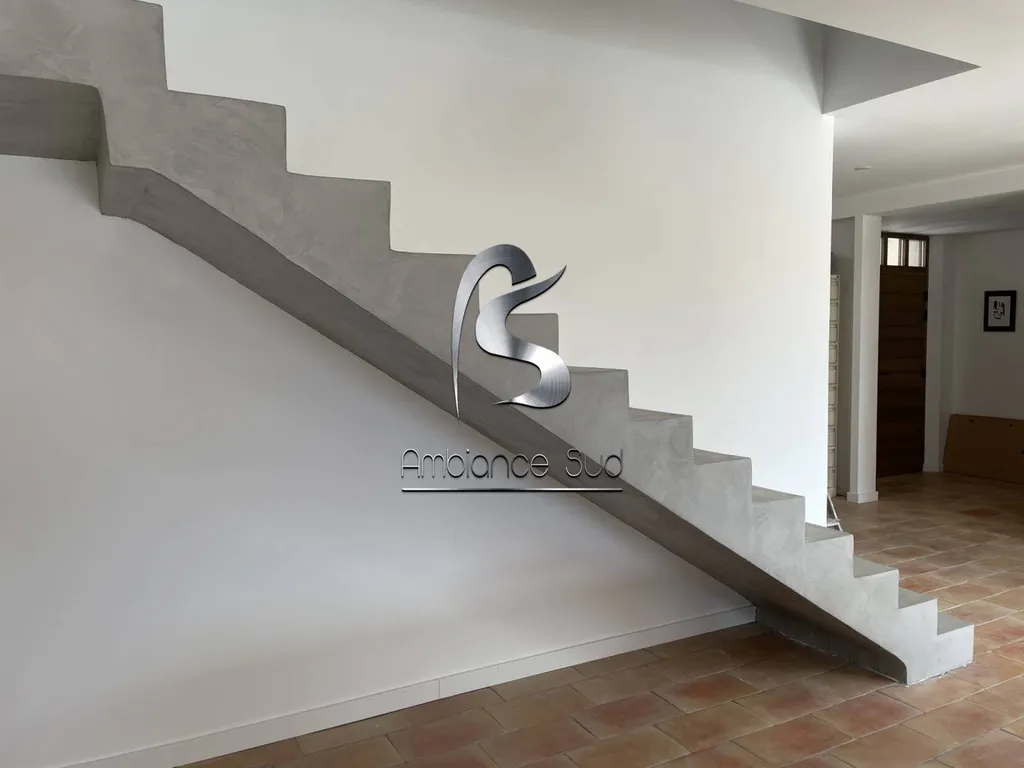 Prix béton ciré sur escalier à La Seyne sur Mer Var 83
