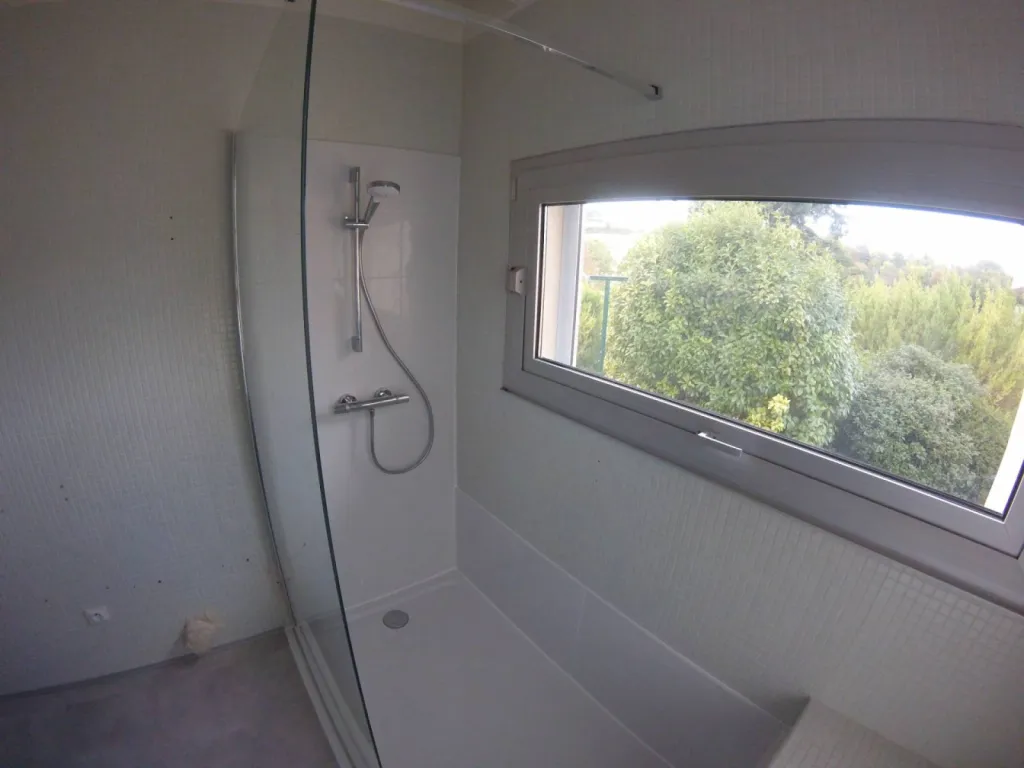 Remplacement d'une baignoire par une douche sécurisée pour sénior dans la région de Valence, Rhône Alpes