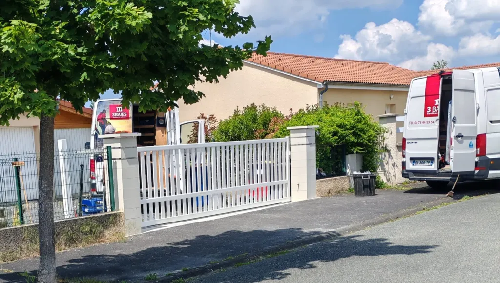 Portail alu coulissant motorisé à Ennezat par 3 Baies