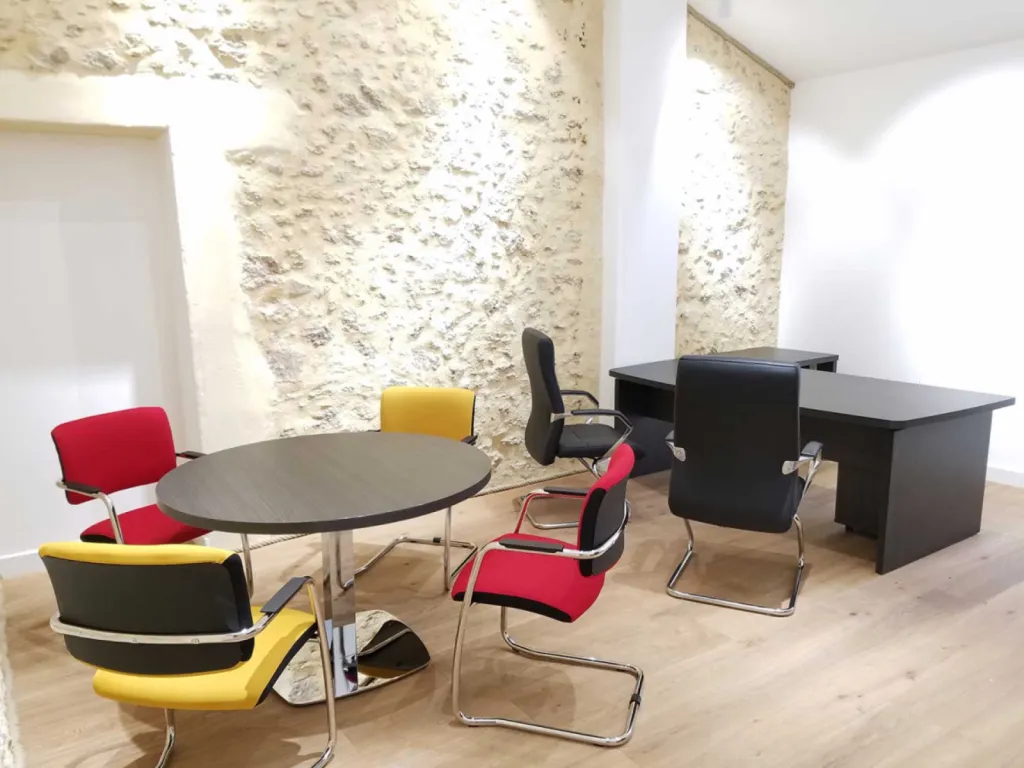 Réhabilitation de 200 m² de bureaux à Cheval-Blanc avec table de réunion 20 places, cafétéria colorée et design bois/blanc chaleureux
